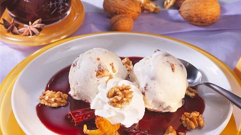 Walnuss-Eis auf Punschsoße Rezept - Foto: House of Food / Bauer Food Experts KG