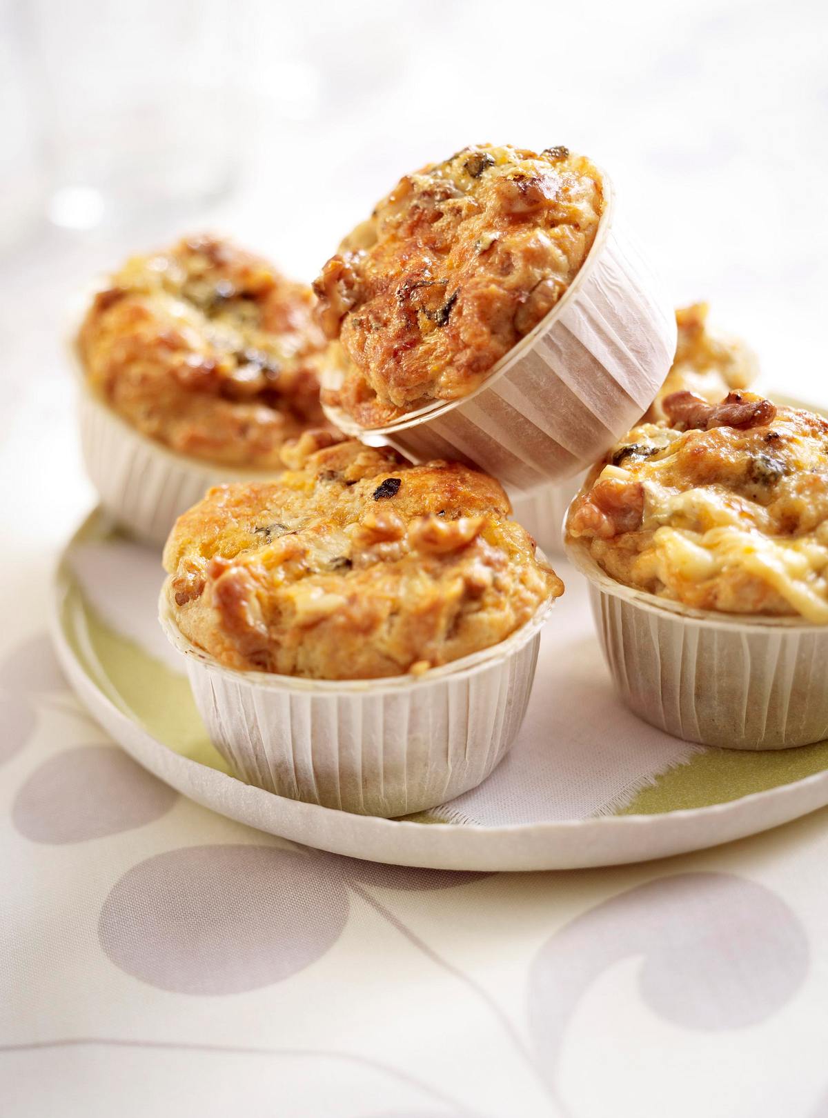 Walnuss-Muffins mit Roquefort Rezept