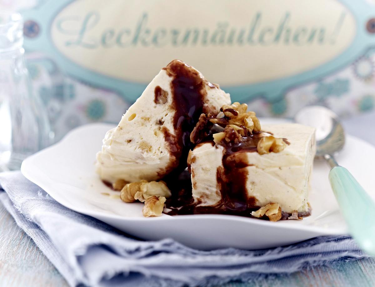 Walnuss-Semifreddo mit Cookies Rezept