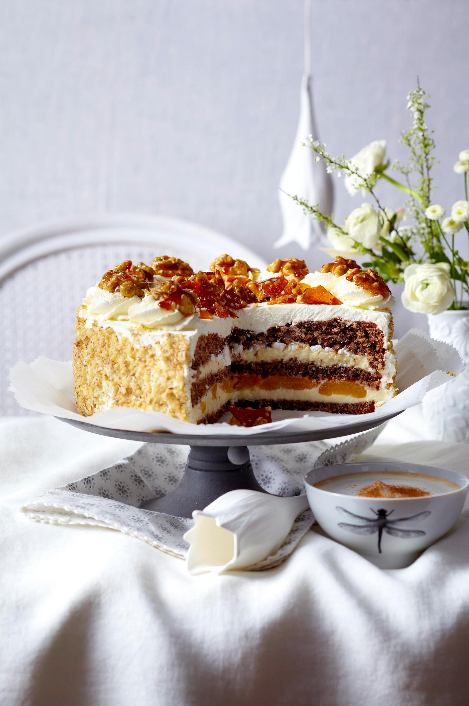 Walnuss-Vanillecreme-Torte mit Karamellsplittern Rezept | LECKER