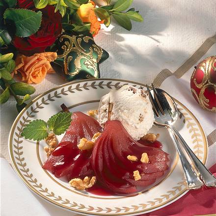 Walnusseis mit Rotwein-Birnen Rezept