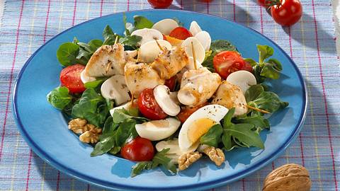 Warme Hähnchenbrust auf Eier-Blattsalat Rezept - Foto: Maass