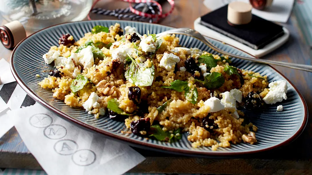 Warmer Couscous-Salat mit Ziegenkäse Rezept - Foto: LECKER @ Bauer Media Group Warmer Couscous-Salat mit Ziegenkäse Rezept - Foto: LECKER @ Bauer Media Group