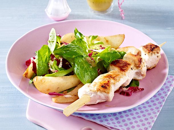 Warmer Feldsalat mit Hähnchenfilet-Spießen Rezept Warmer Feldsalat mit Hähnchenfilet-Spießen Rezept