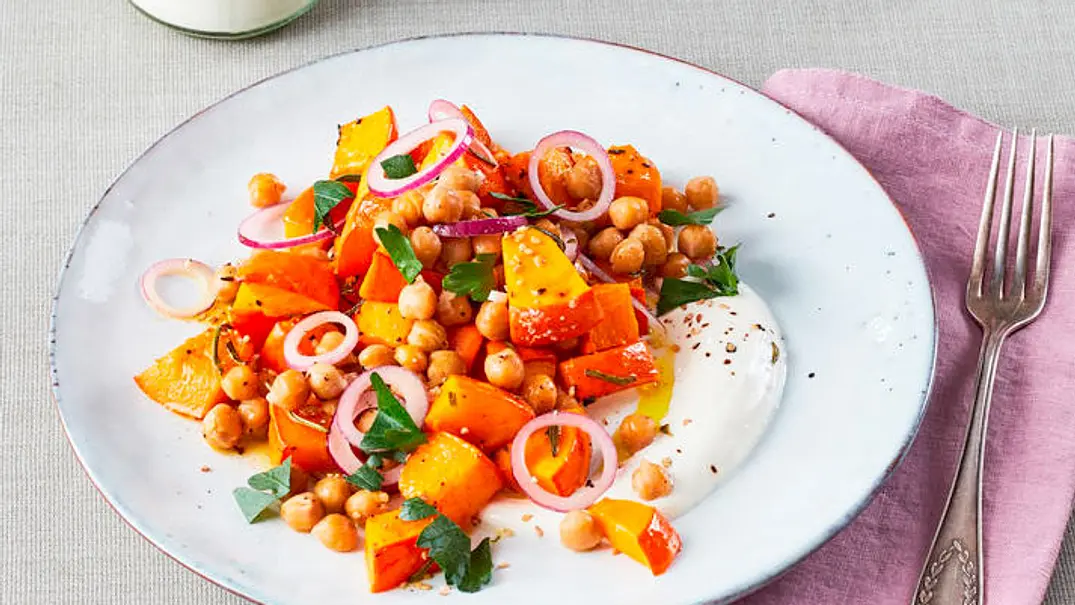 Warmer Kürbissalat mit Kichererbsen Rezept - Foto: LECKER @ Bauer Media Group Warmer Kürbissalat mit Kichererbsen Rezept - Foto: LECKER @ Bauer Media Group