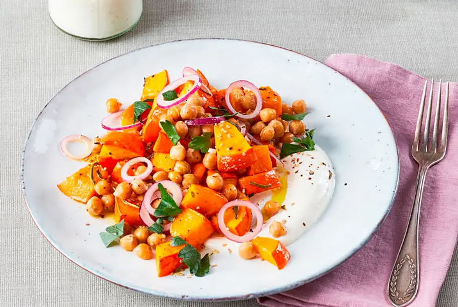 Warmer Kürbissalat mit Kichererbsen Rezept Warmer Kürbissalat mit Kichererbsen Rezept