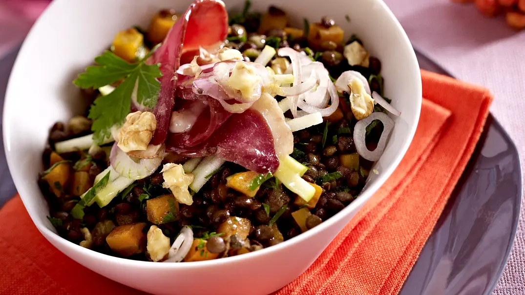 Warmer Linsensalat mit geräucherter Entenbrust Rezept - Foto: LECKER @ Bauer Media Group Warmer Linsensalat mit geräucherter Entenbrust Rezept - Foto: LECKER @ Bauer Media Group