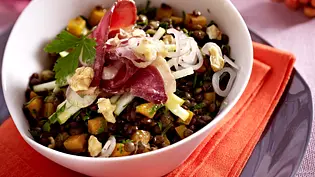 Warmer Linsensalat mit geräucherter Entenbrust Rezept - Foto: LECKER @ Bauer Media Group Warmer Linsensalat mit geräucherter Entenbrust Rezept - Foto: LECKER @ Bauer Media Group