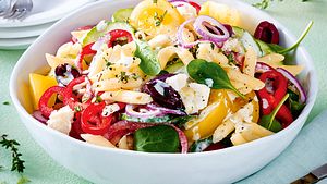 Warmer Nudelsalat mit Fetadressing Rezept - Foto: House of Food / Bauer Food Experts KG