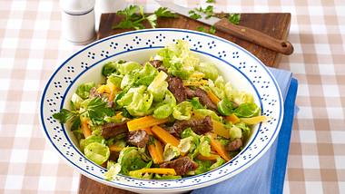 Warmer Rosenkohl-Salat mit Steakstreifen Rezept - Foto: House of Food / Bauer Food Experts KG