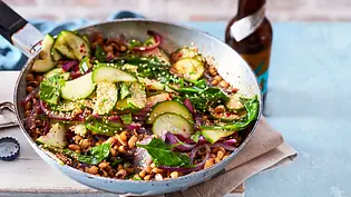 Warmer Tigerbohnen-Salat mit Gurke und Asia-Dressing Rezept - Foto: LECKER @ Bauer Media Group Warmer Tigerbohnen-Salat mit Gurke und Asia-Dressing Rezept - Foto: LECKER @ Bauer Media Group