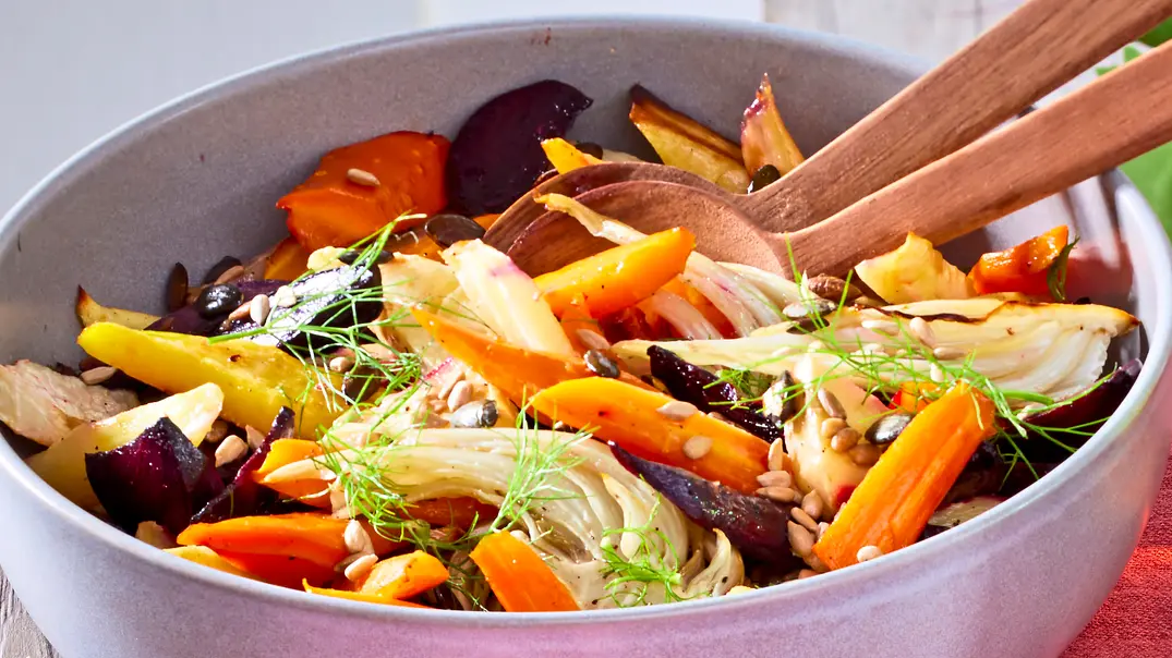 Warmer Wurzelgemüse-Salat mit Kerne-Crunch Rezept - Foto: LECKER @ Bauer Media Group Warmer Wurzelgemüse-Salat mit Kerne-Crunch Rezept - Foto: LECKER @ Bauer Media Group