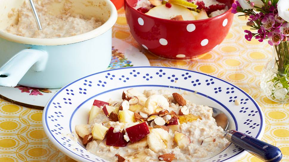 Warmes Frühstück: Porridge mit Obst und Nüssen - Foto: House of Food / Bauer Food Experts KG