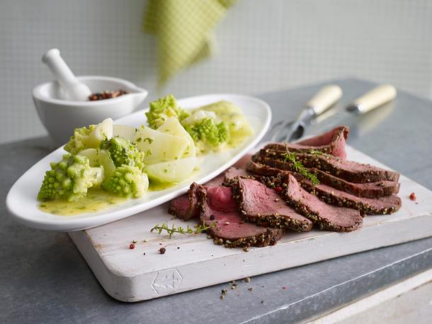 Warmes Roastbeef mit bunter Pfefferkruste und Gemüseplatte Rezept Warmes Roastbeef mit bunter Pfefferkruste und Gemüseplatte Rezept