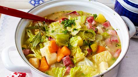 Wärmstens empfohlen: Wirsingtopf mit Kasseler Rezept - Foto: House of Food / Bauer Food Experts KG