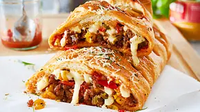 Angeschnittene mit Hack und Paprika gefüllte Burrito-Pizza - Foto: LECKER @ Bauer Media Group Angeschnittene mit Hack und Paprika gefüllte Burrito-Pizza - Foto: LECKER @ Bauer Media Group