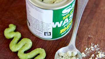 Wasabi kommt bei uns vor allem als Paste und Pulver auf den Markt.