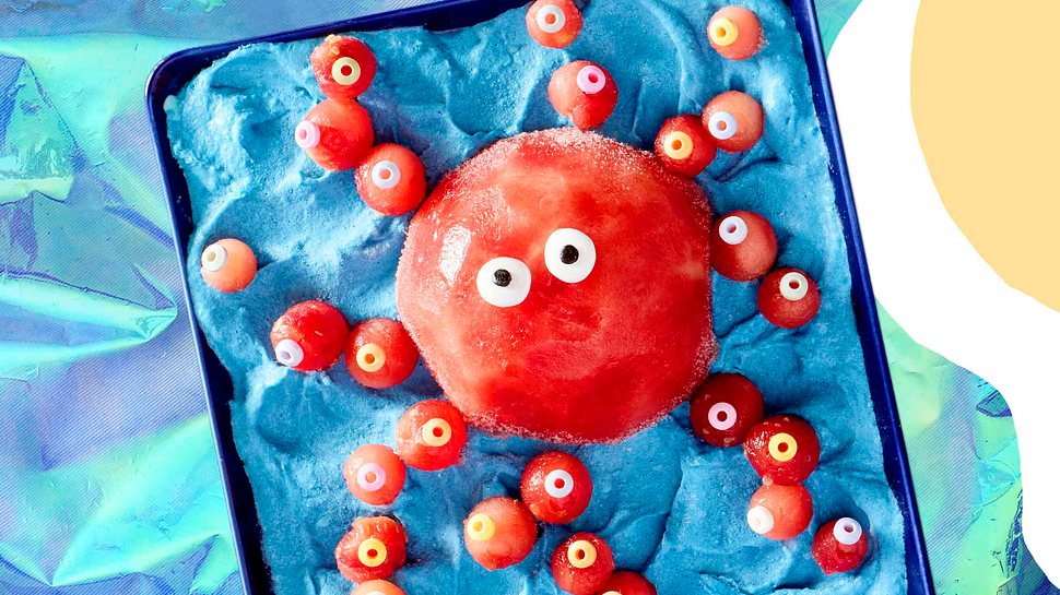 Krake aus Wassermelone geformt, auf blau gefärbtem Vanilleeis. - Foto: House of Food / Bauer Food Experts KG