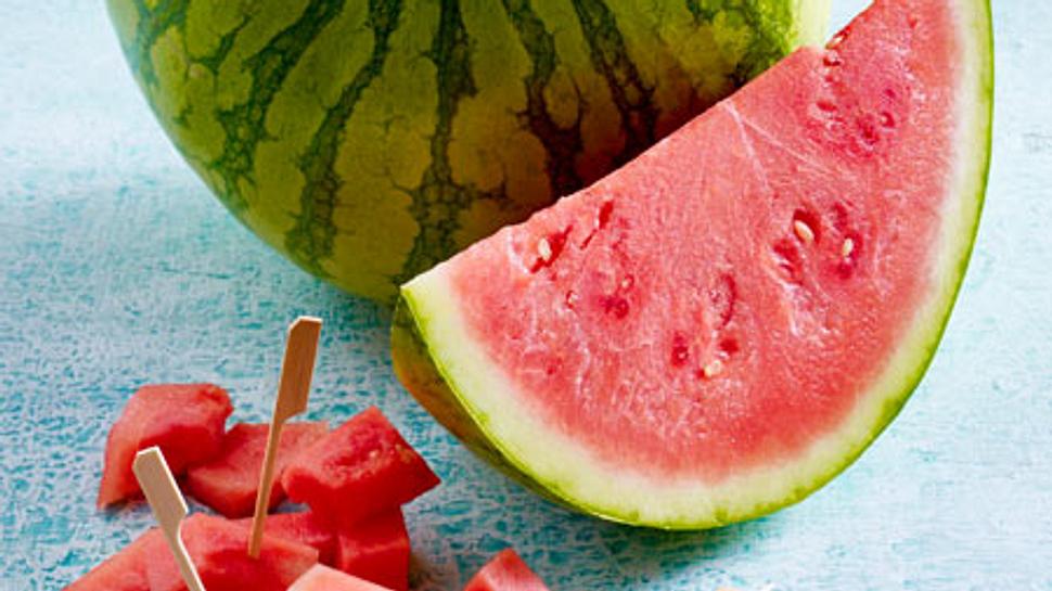 Melone schnitzen - so gehts Schritt für Schritt