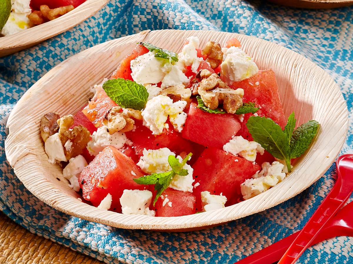 Wassermelonen-Feta-Salat mit frischer Minze und Walnüssen