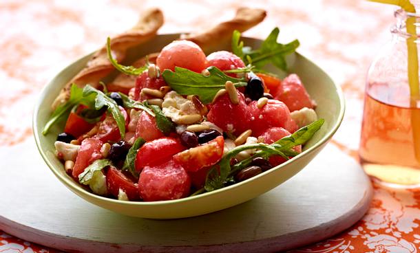 Wassermelonen-Fetasalat mit Rauke und Brotsticks Rezept