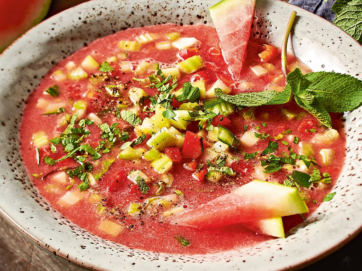 Kalte Wassermelonen-Suppe Rezept Kalte Wassermelonen-Suppe in einem Suppenteller