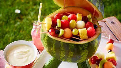 Wassermelonen-Grill mit Fruchtspießen Rezept - Foto: LECKER @ Bauer Media Group