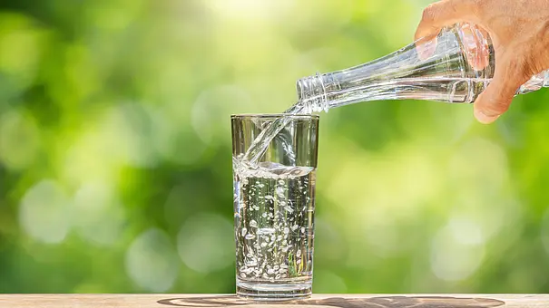 Wassersprudler mit Glasflasche - Foto: iStock/shark_749 Wassersprudler mit Glasflasche - Foto: iStock/shark_749
