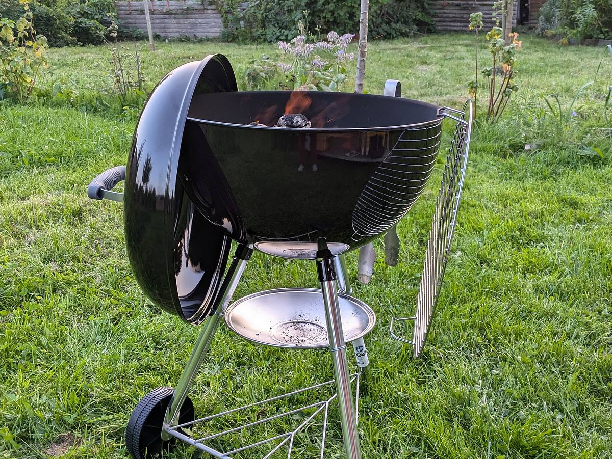 Weber Classic Kettle Kugelgrill offen Halterung