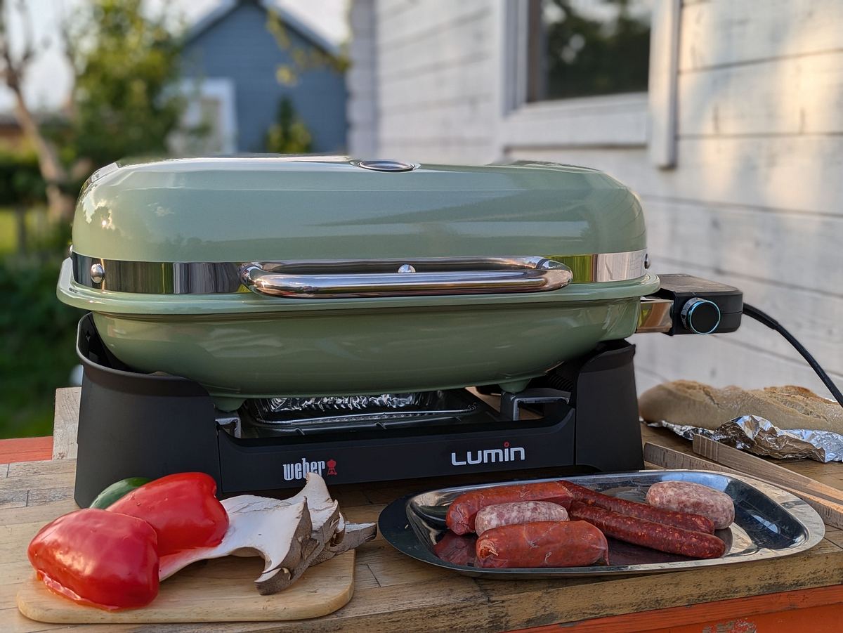 Weber Lumin mit Grillgut