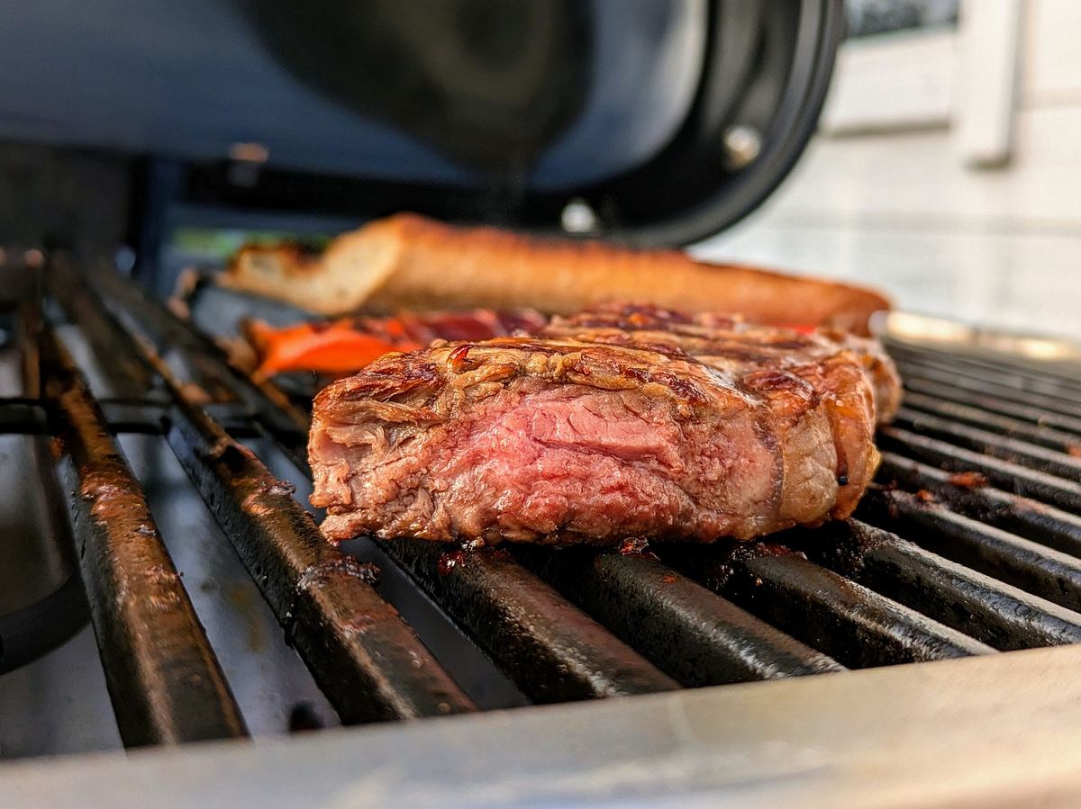 Weber Lumin Gusseisen-Rost Steak grillen