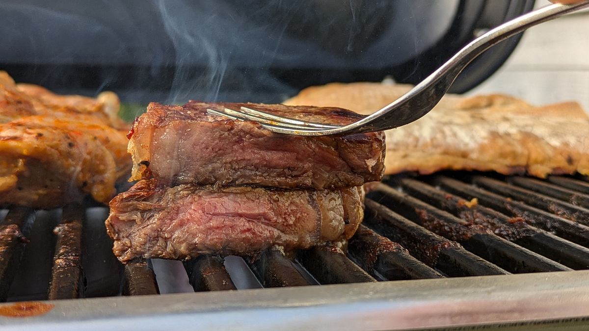 Weber Lumin mit Rumpsteak auf dem Rost