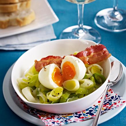 Weiche Eier auf Porreegemüse mit Speck Rezept Weiche Eier auf Porreegemüse mit Speck Rezept