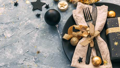 Weihnachtlich dekorierter Tisch - Foto: iStock/VictoriaBee