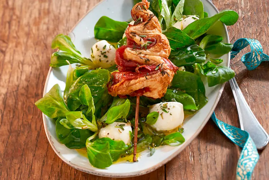 Weihnachtlicher Feldsalat mit Blätterteig-Baum Rezept