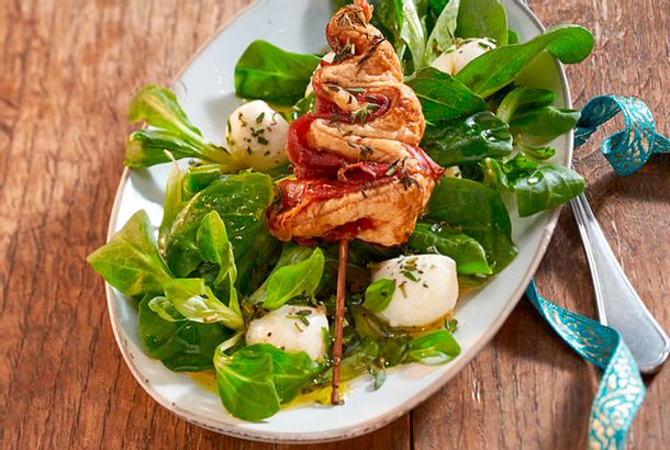 Weihnachtlicher Feldsalat mit Blätterteig-Baum Rezept | LECKER