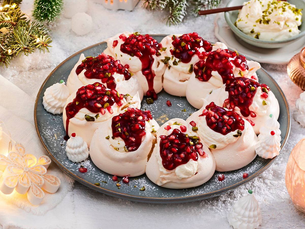 Weihnachtlicher Pavlova-Kranz Rezept