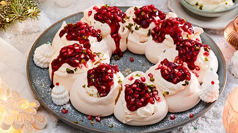 Weihnachtlicher Pavlova-Kranz mit Granatapfel - Foto: House of Food / Bauer Food Experts KG