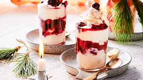 Beeren-Grütze und Kokos-Creme im Glas Geschichtet und mit Raffaello getoppt. - Foto: LECKER @ Bauer Media Group Beeren-Grütze und Kokos-Creme im Glas Geschichtet und mit Raffaello getoppt. - Foto: LECKER @ Bauer Media Group