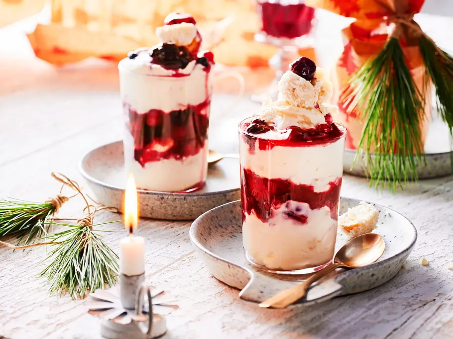 Beeren-Grütze und Kokos-Creme im Glas Geschichtet und mit Raffaello getoppt.