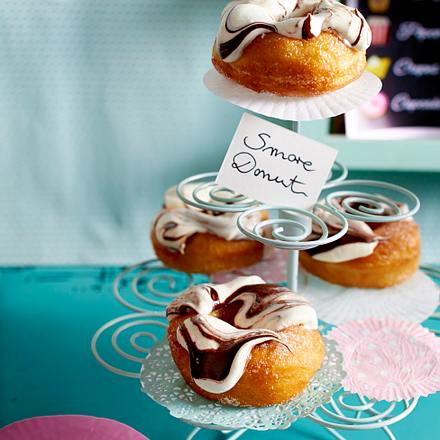 Weihnachts-Donuts mit Konfitüre-Schmand-Guss Rezept Weihnachts-Donuts mit Konfitüre-Schmand-Guss Rezept