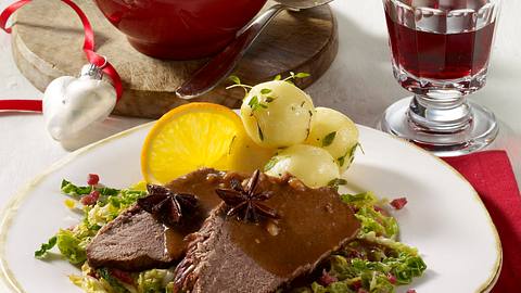 Weihnachts-Sauerbraten mit Wirsinggemüse Rezept - Foto: House of Food / Bauer Food Experts KG