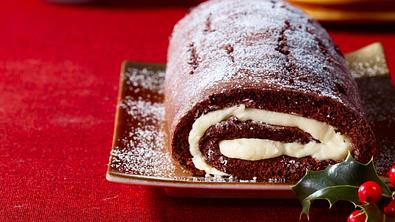 Weihnachts-Schokoladen-Biskuitrolle mit Sahnedeko Rezept - Foto: Stellmach, Peter