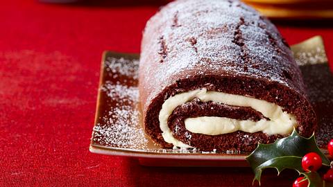 Weihnachts-Schokoladen-Biskuitrolle mit Sahnedeko Rezept - Foto: Stellmach, Peter