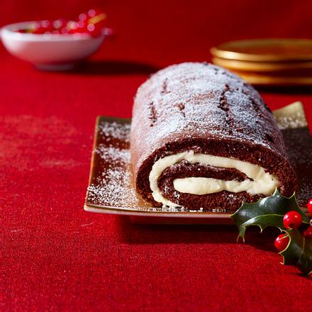 Weihnachts-Schokoladen-Biskuitrolle mit Sahnedeko Rezept