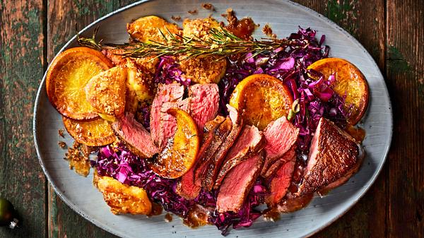 Weihnachtsessen mit Filetsteak, Rotkohl und gebackenen Orangen - Foto: House of Food / Bauer Food Experts KG