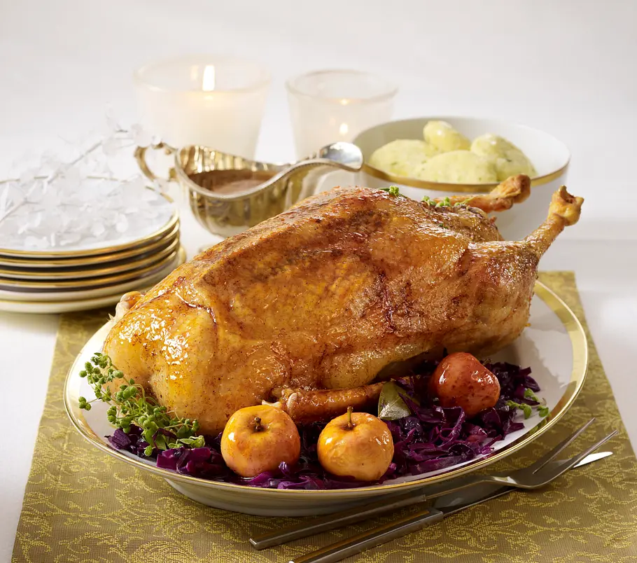 Weihnachtsgans mit Gewürzrotkohl, Knödeln und Bratäpfeln Rezept