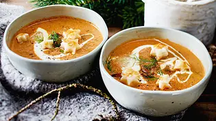 Cremige Weihnachtssuppe aus Pilzen mit Sterncroûtons in zwei Suppenschalen - Foto: LECKER @ Bauer Media Group