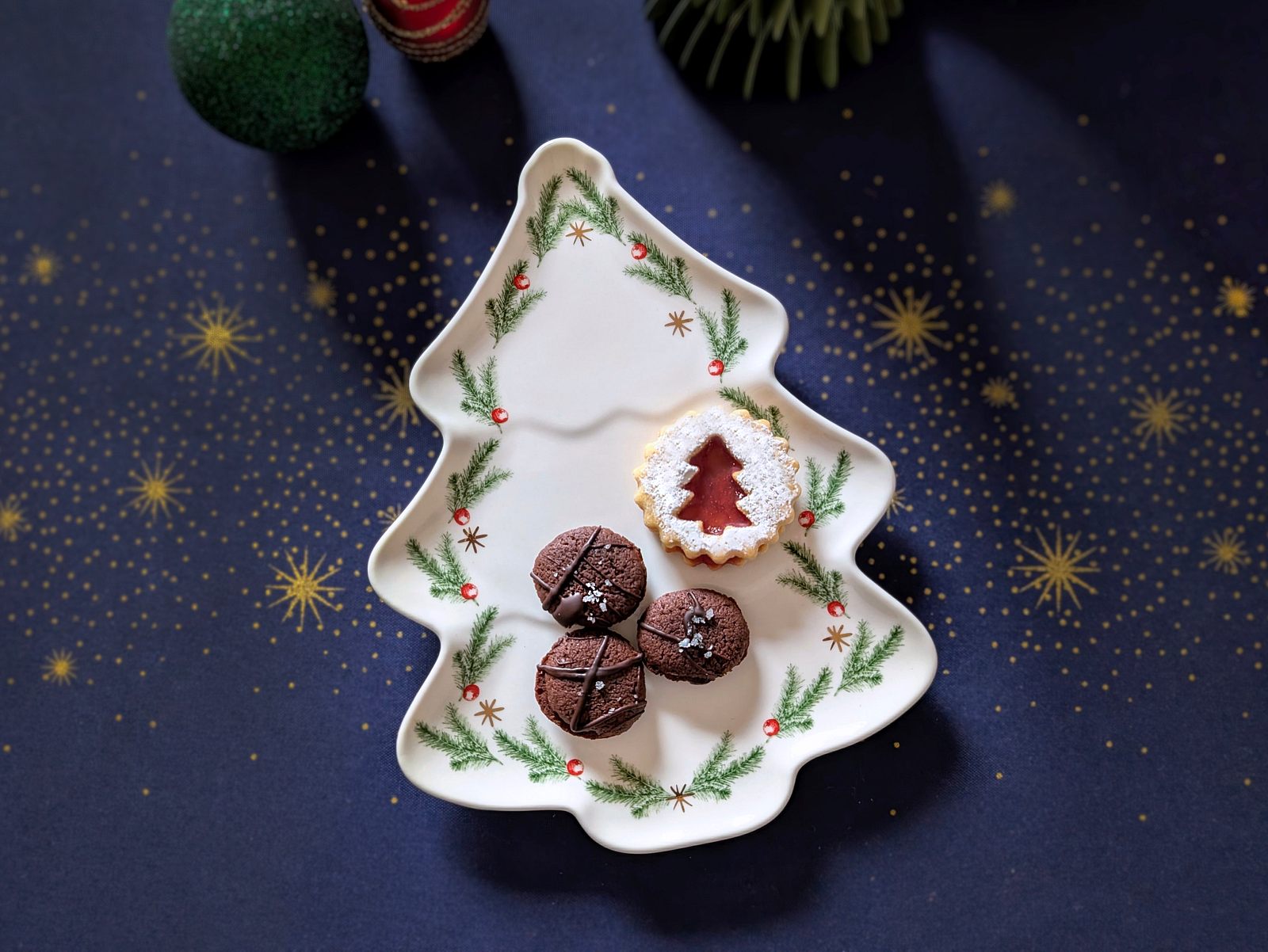 Die schönsten Weihnachtsteller für Plätzchen und Festtagsmenü