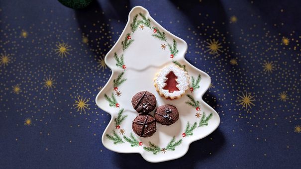 Weihnachtsteller mit Plätzchen - Foto: LECKER @ Bauer Media Group / Constanze Brinkschulte